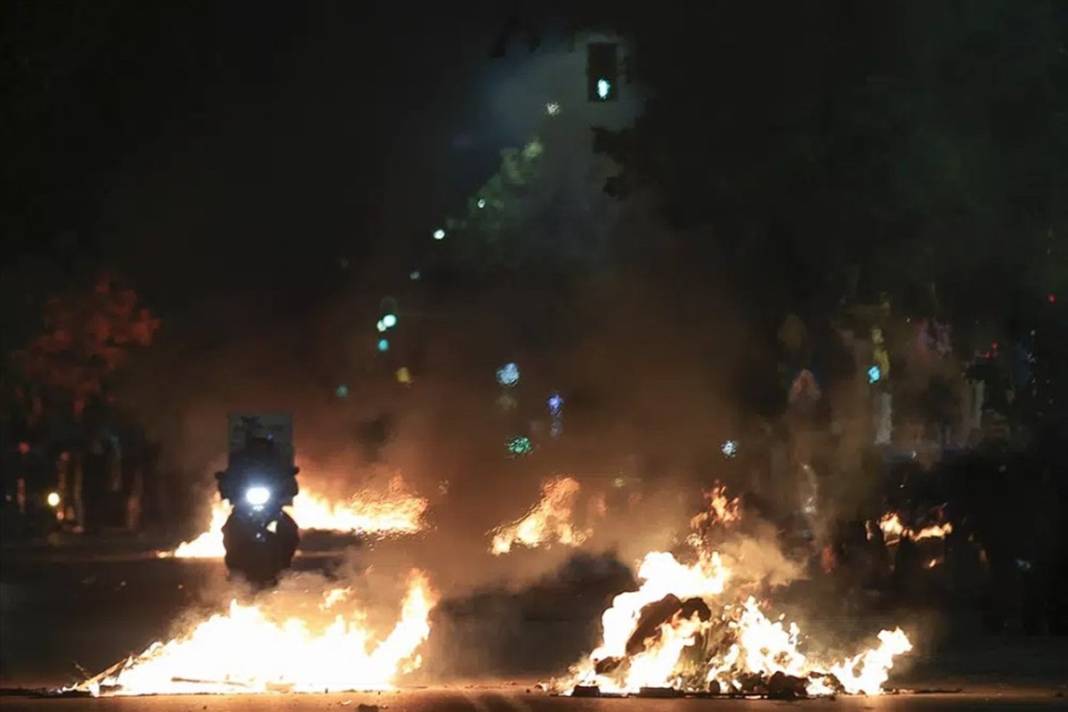 Polis kurşunuyla vurulan çocuk için binlerce kişi sokağa indi 2